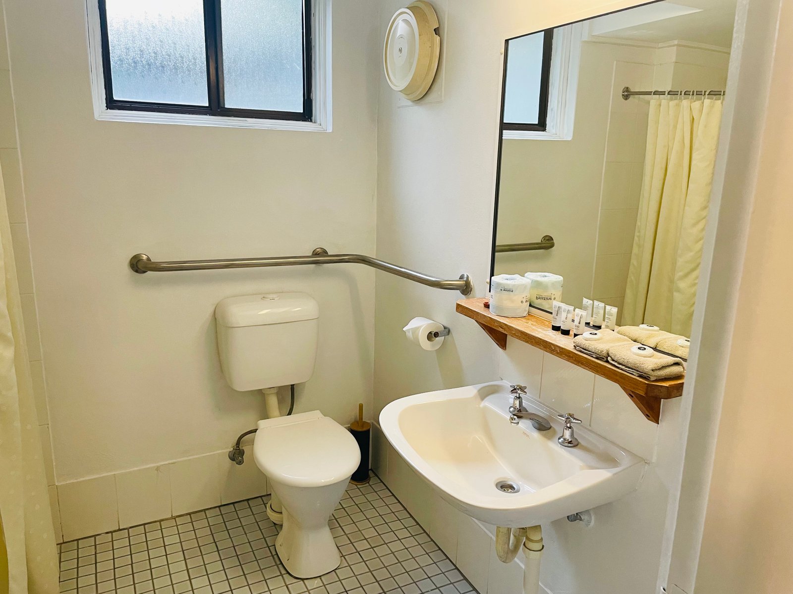 Deluxe Mobility Access Room at Parkway Motel