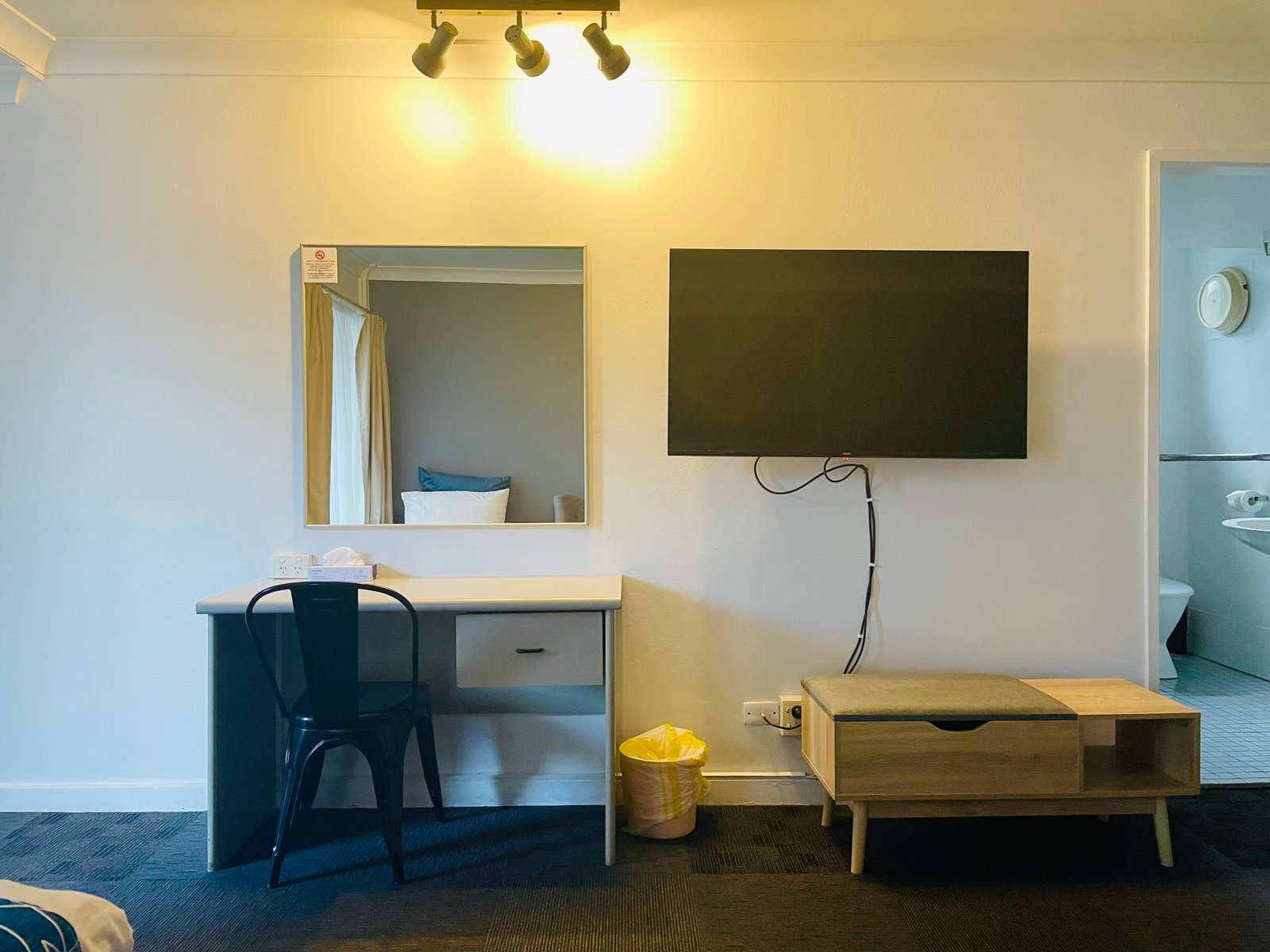 Deluxe Mobility Access Room at Parkway Motel