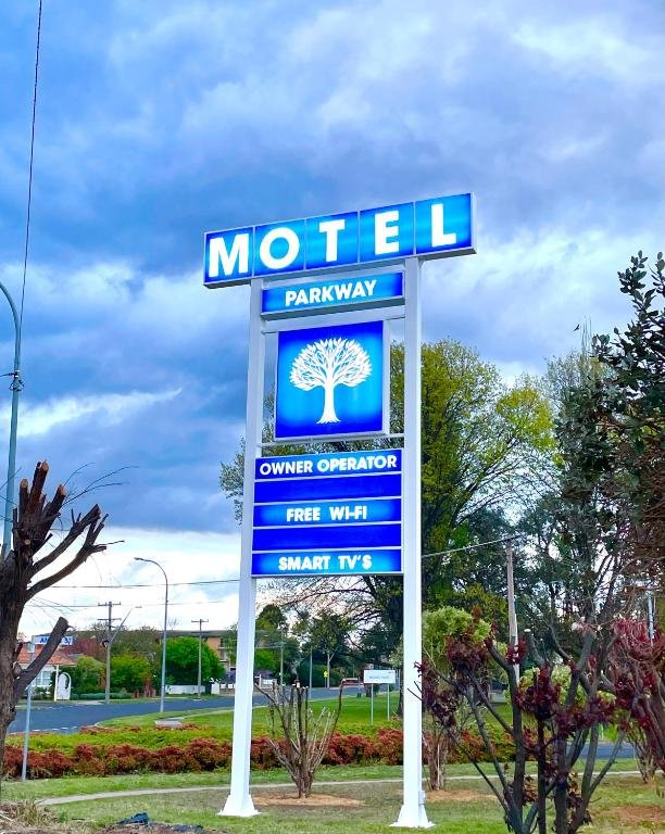 Parkway Motel signage Queanbeyan