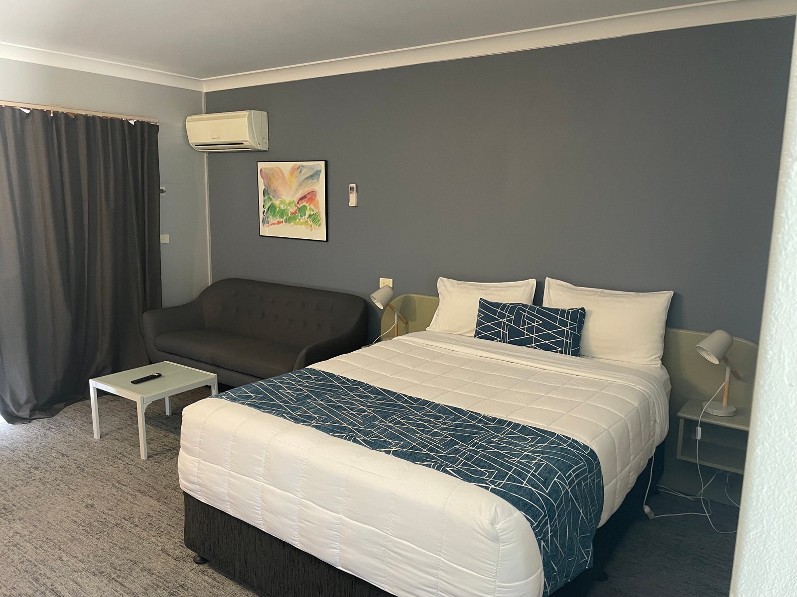 Queen Deluxe Room at Parkway Motel