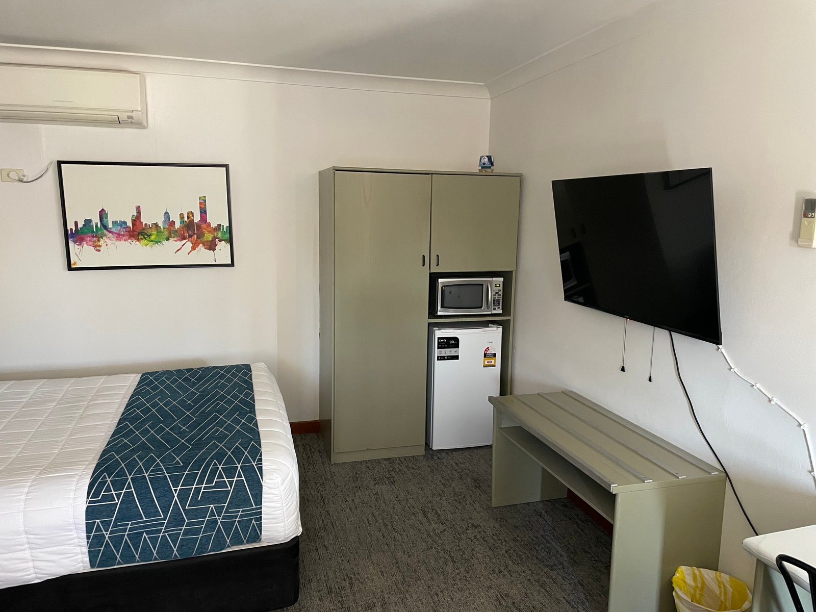 Deluxe Room at Parkway Motel