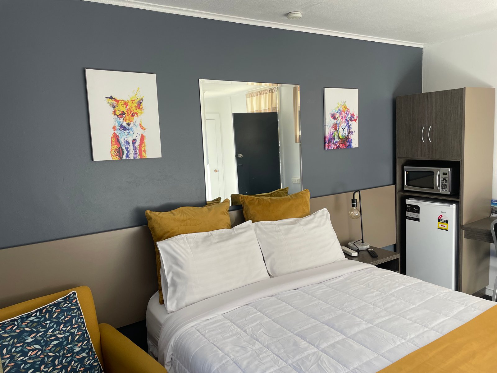 Queen Room at Parkway Motel
