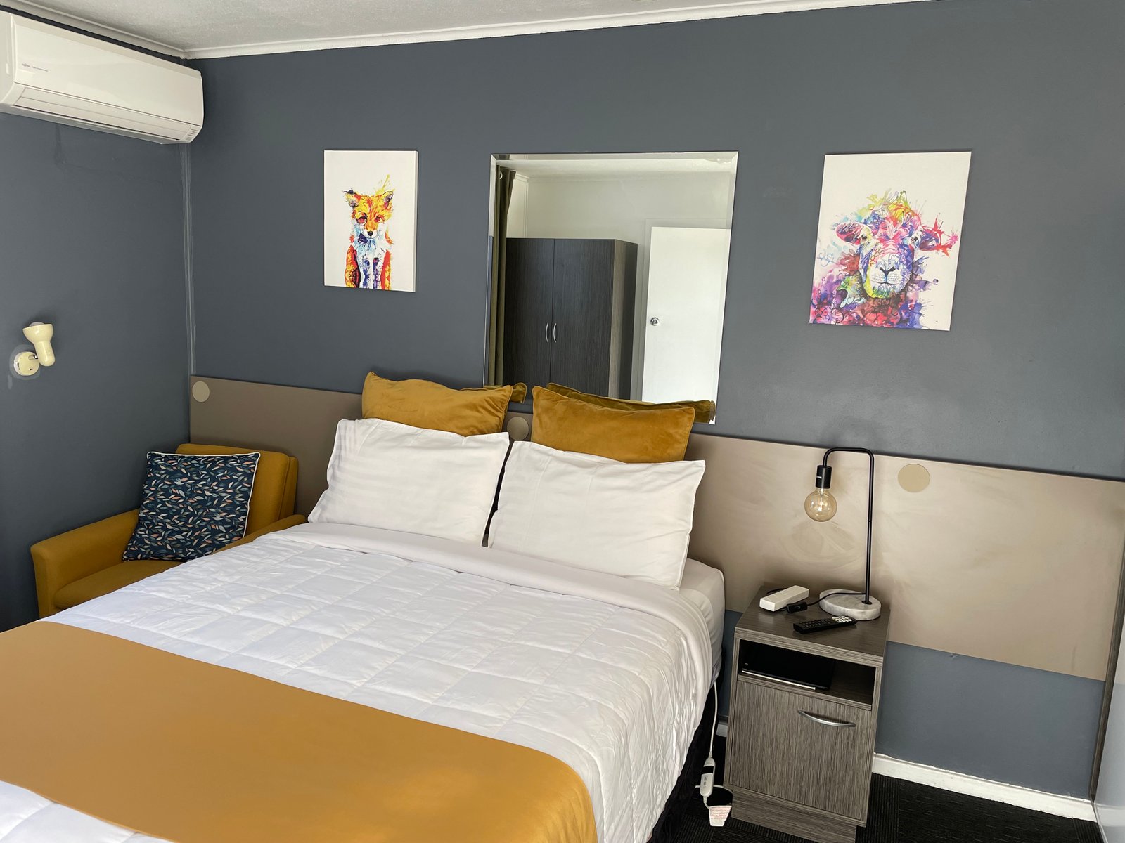 Queen Room at Parkway Motel