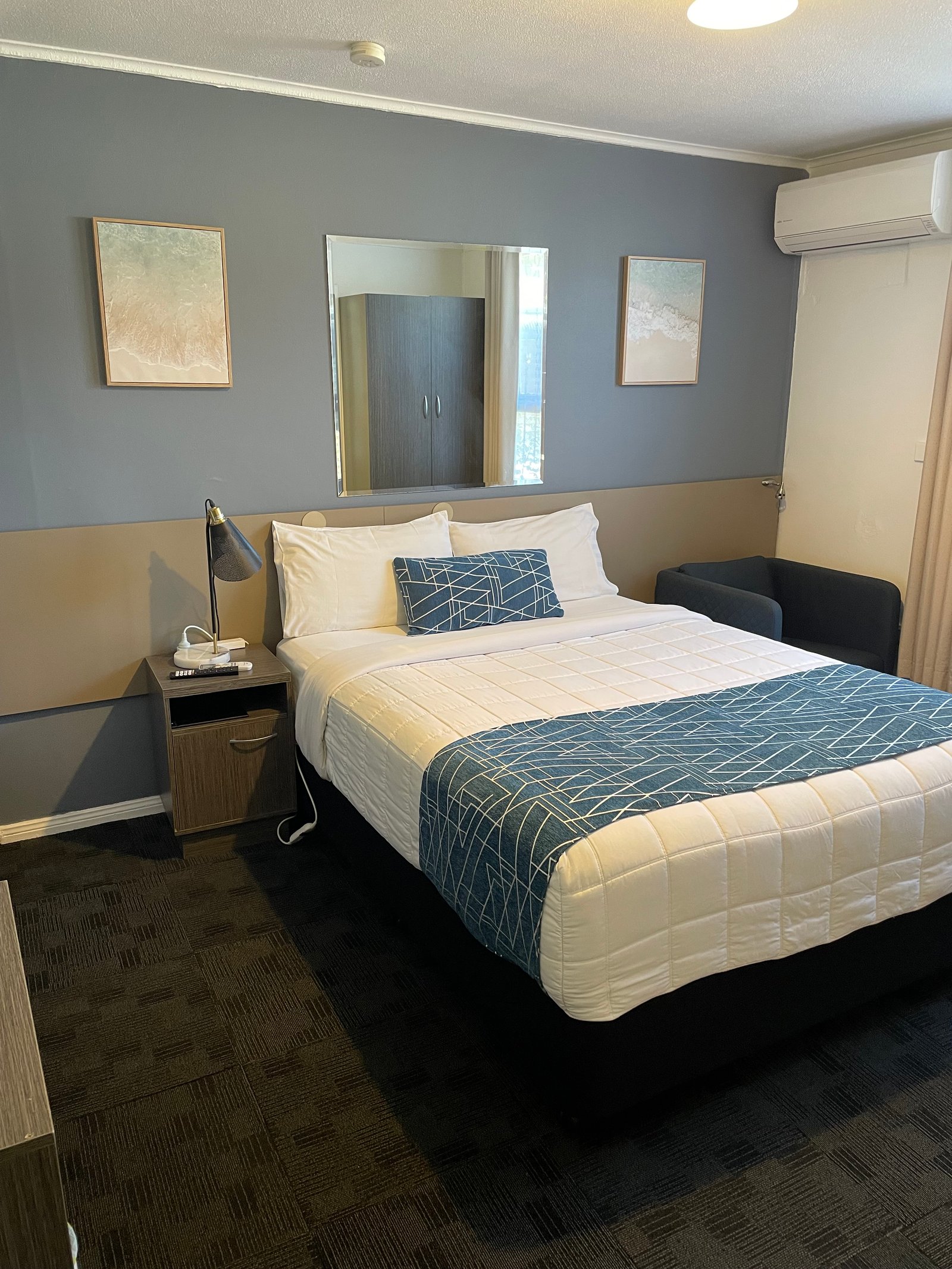 Queen Room at Parkway Motel