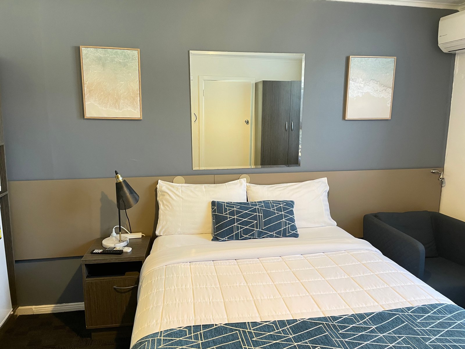 Queen Room at Parkway Motel