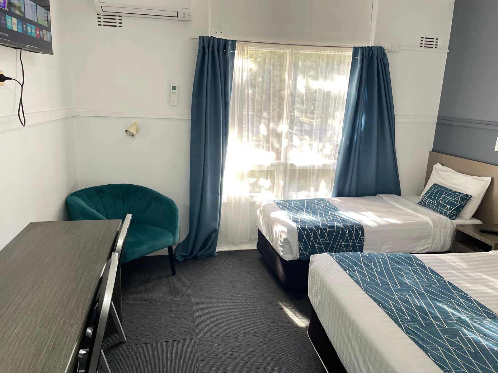 Standard Twin Room at Parkway Motel