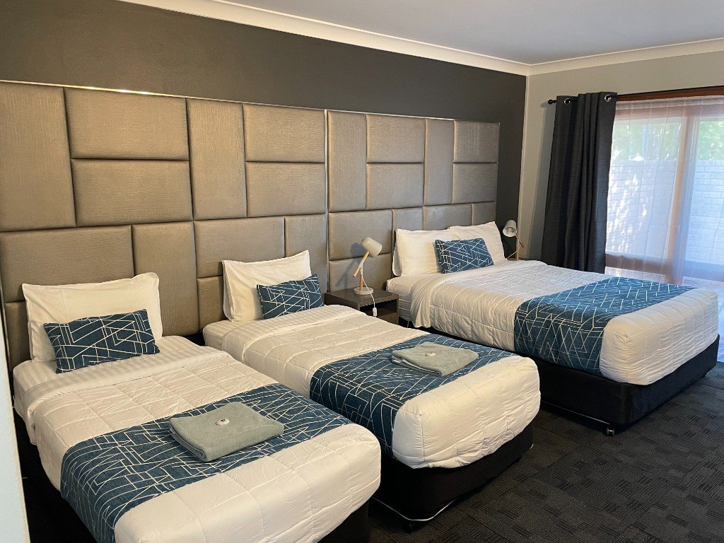 Guest room with twin beds at Parkway Motel Queanbeyan
